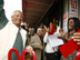 Mohammad Yunus corta la cinta para inaugurar el Grameen American Bank en Queens.