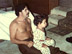 Sebastián Marroquín (hijo de Pablo Escobar) sentado en el regazo de su padre.